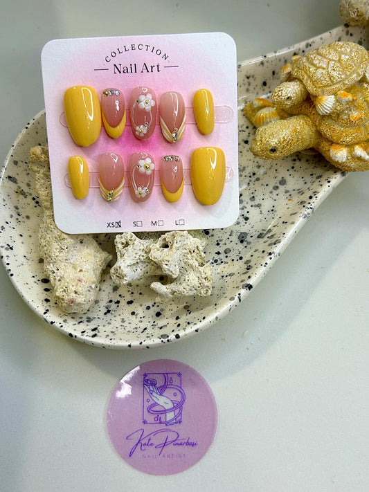 Sunny Elegance ‘ Sweet Flower’ /  Press On Nails